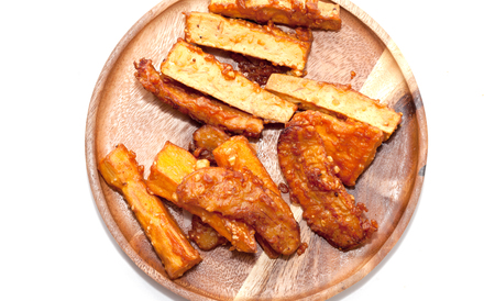 deep-fried sliced banana,taro,sweet potato on wooden plateの写真素材