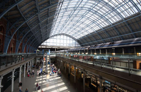 Kings Cross St Pancras Station with crowd of travellers. London, Englandのeditorial素材