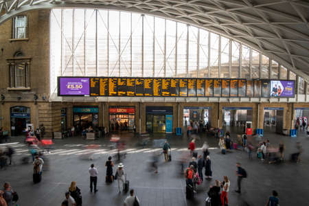 Kings Cross St Pancras Station with crowd of travellers. London, Englandのeditorial素材