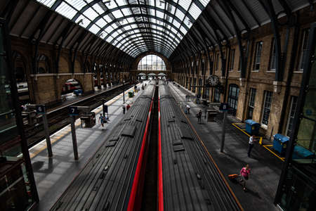Kings Cross St Pancras Station with crowd of travellers. London, Englandのeditorial素材