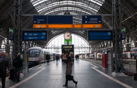 Passengers at the platforms of the main train travel station platform , Hauptbahnhof, of Frankfurt city in Germanyのeditorial素材
