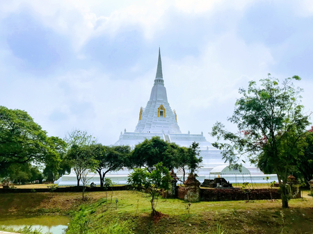 Golden Pagoda is a large white pagoda located in the middle of the rice field. Can see far. Golden Pagoda is a pagoda of twelve trees that are popular at the moment. The base is mon art.のeditorial素材
