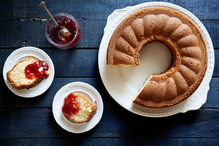 Photograph of a vanilla cake with strawberry jamの写真素材