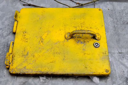 Metallic cover of a big trash can with a handle