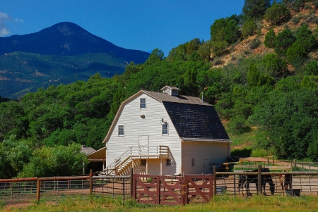 White barn at histic site of Rockledge Ranch in Colorado Springs, Colorado.のeditorial素材