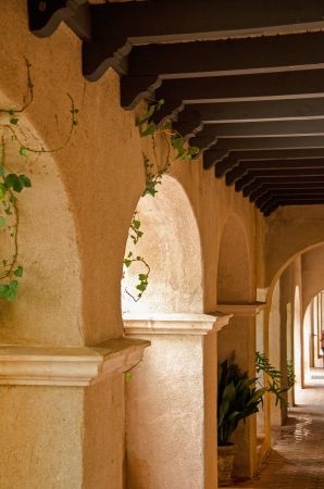 A row of arches displays the southwestern architecture of the famous and popular Village of Tlaquepaque, Sedoan, Arizona のeditorial素材