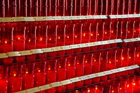 Rows of red candles burn in the famous Chapel of the Holy Cross in Sedona, Arizona のeditorial素材