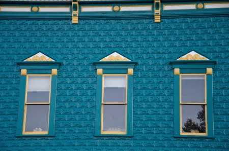 Close-up of three windows on a historic green building on the main street of Crested Butte, Colorado のeditorial素材