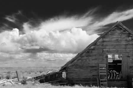 Dramatic storm clouds build for an afternoon thuderstorm behind an old barn in good condition, Utah のeditorial素材