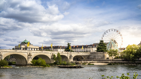 Pont traversant la Loire dans la ville de Toursのeditorial素材