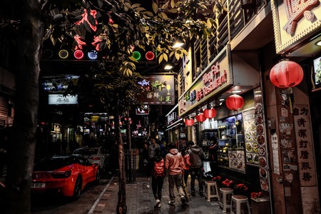 Nightlife Hong Kong starts from 10 PM. Offers a variety of bars, shops, massage parlors and restaurants. On the streets a lot of tourists, taxis and tradesmen.のeditorial素材