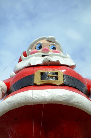A Huge Inflatable Santa Claus On Top Of A Shopping Mall With Copy Spaceの写真素材