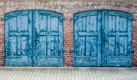 A Pair Of Heavy Old Doors On An Old Mews Or Street Of Stables Or  Row Of Carriage Housesの写真素材