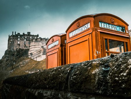 Class Red British Phoneboxes In Front Of Edinburgh Castleのeditorial素材