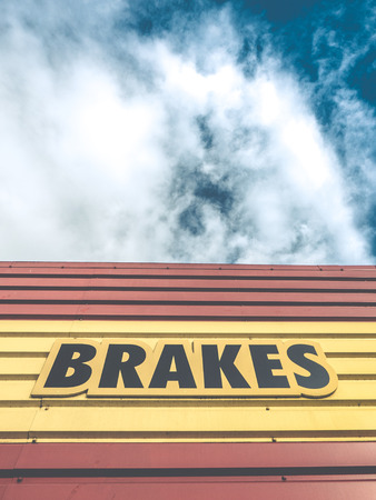 An Auto Repair Shop Or Garage With Gaudy Brakes Signの写真素材