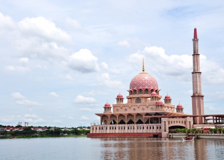Putra Mosque, Putrajaya. Beautiful mosque that float on the lake.のeditorial素材