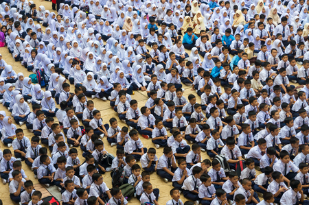 PUTRAJAYA, MALAYSIA - Jan 2, 2018 : Malaysian primary school student attending first day school session 2018 at Putrajaya.のeditorial素材