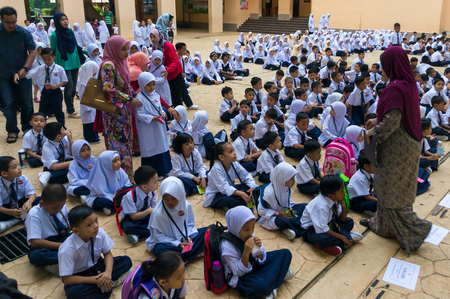 PUTRAJAYA, MALAYSIA - Jan 2, 2018 : Malaysian primary school student attending first day school session 2018 at Putrajaya.のeditorial素材