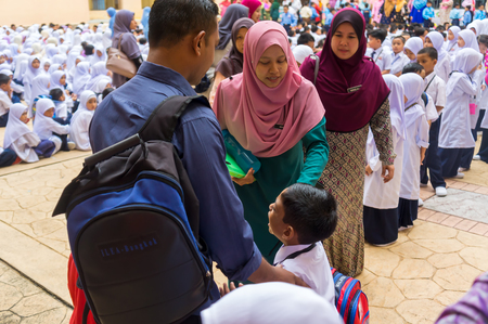 PUTRAJAYA, MALAYSIA - Jan 2, 2018 : Malaysian primary school student attending first day school session 2018 at Putrajaya.のeditorial素材