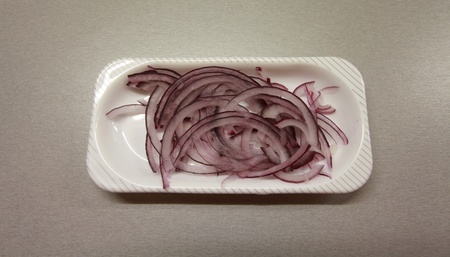 red   onions  on  a  platter   on a  gray  backgroundの写真素材