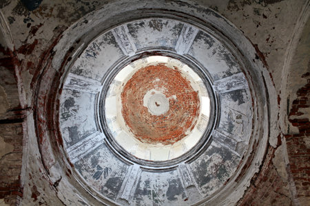 the dome of an old abandoned church view from the insideのeditorial素材
