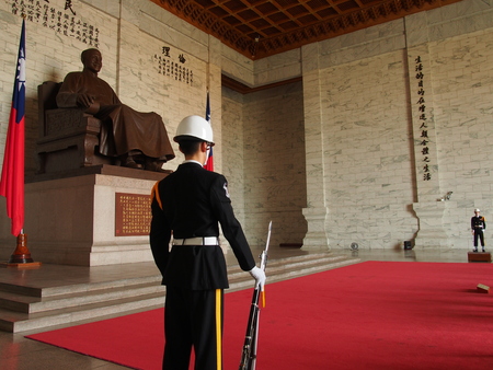 TAIPEI, TAIWAN - MARCH 8: A large bronze statue of Chiang Kai-shek on March 8, 2015 in Taipei, Taiwan. This huge bronze statue dominates the main hall of the CKS memorial hall in Taipei, Taiwan.のeditorial素材