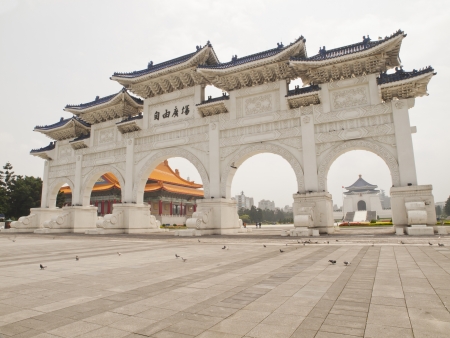 Front gate of Chiang Kai-Shek (CKS) memorial hall and concert halls in Taipei City, Taiwan.のeditorial素材