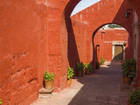 Alleys with arches within Santa Catalina Monastery, Arequipa, Peruのeditorial素材