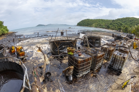 RAYONG, THAILAND - JULY 31  Crude oil cleaning operations area due to crude oil spill accident on Ao Prao Beach in Samet island on July 31, 2013 in Rayong,Thailandのeditorial素材
