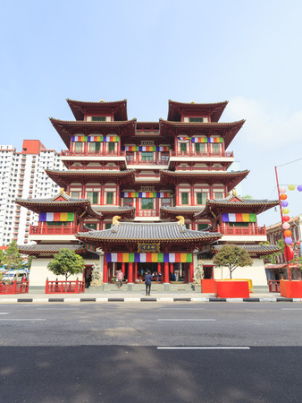 SINGAPORE - OCT 12, 2012: Buddha Tooth Relic Temple in Chinatown. The temple is based on the Tang dynasty architectural style and built to house the tooth relic of the historical Buddha.のeditorial素材