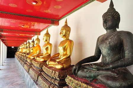 Golden sitting Buddha statues in Wat Pho,Bangkok, Thailandのeditorial素材