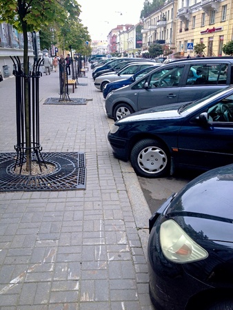 Cars parked on a city streetの素材