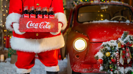 November 6, 2020 Russia, Novosibirsk: Santa Claus holds a package of Coca Colaのeditorial素材