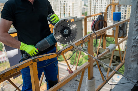 The master uses a diamond blade at a construction site.の写真素材
