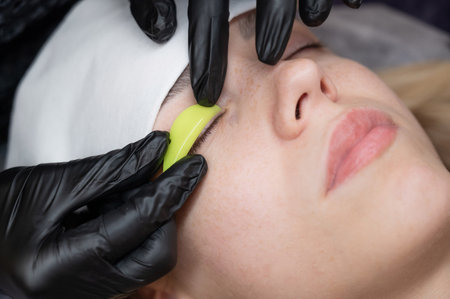 The master lays down the roller before the eyelash lamination procedure