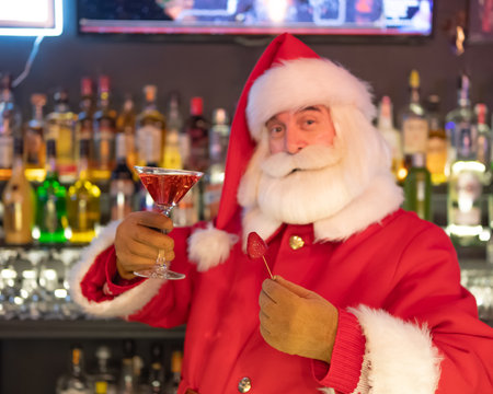Santa Claus drinking a cocktail at a barの写真素材