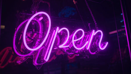 Neon sign in the form of an inscription Open in neon styleの素材