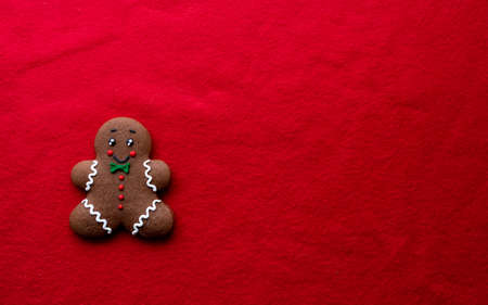 Christmas decoration mock up or flatlay with gingerbread man on red background. Eco natural frame. winter, New Year Holidays concept as top view, copyspace. greeting card templateの写真素材