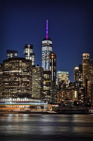 Night view of Lower Manhattan from Brooklyn Bridge Park.のeditorial素材