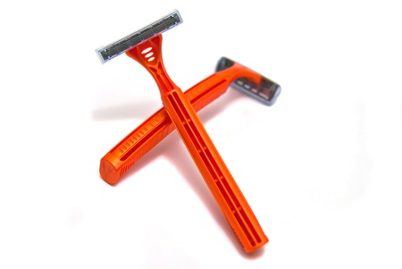 two razor blades close-up on whiteの写真素材
