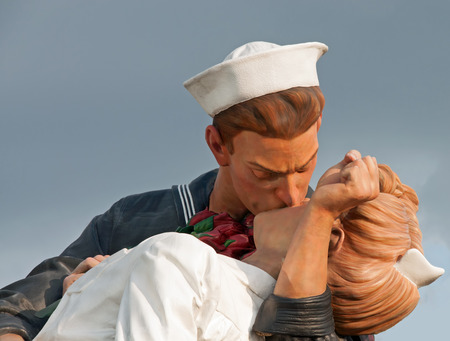 A photograph of the sculpture in Sarasota Florida representing the famous photograph of a young sailor kissing a nurse at the end of WWII on Victory in Japan Day in Times Squareのeditorial素材