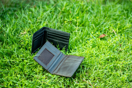 Leather wallet is made using a simple, classic design and combined with the appeal of modern fashion