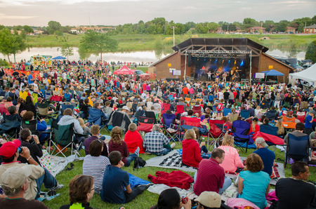 Group of people enjoying live performance at a community parkのeditorial素材