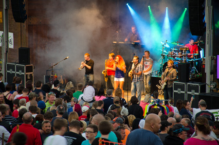 Group of people enjoying live performance at a community parkのeditorial素材