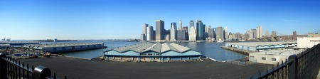 Panoramic view of piers, Brooklyn bridge and Manhattan financial district from Brooklyn Heights Promenade, New Yorkの写真素材