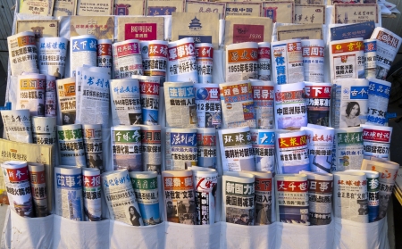 BEIJING - MARCH 12: Chinese newspapers in a newsstand on March 12, 2012 in Beijing, China.のeditorial素材