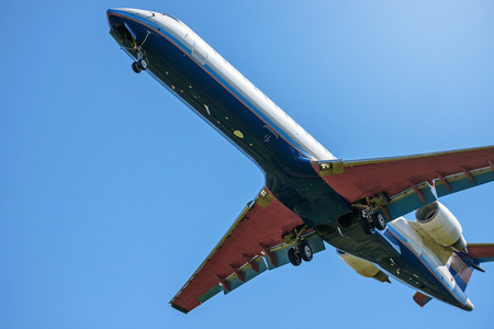 Landing passenger planeのeditorial素材