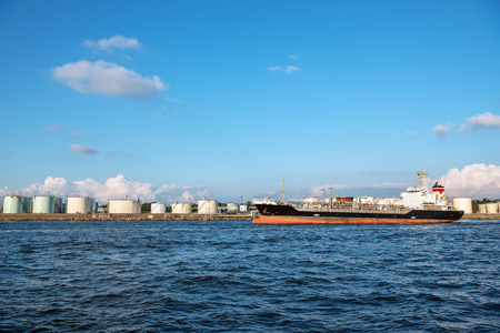 The tanker which departs from portのeditorial素材