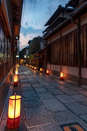 Night view of the Ishibekoji alley in Kyoto, Japanのeditorial素材
