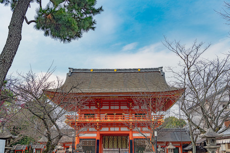 South tower gate of the Yasaka jinja shrine in Kyoto, Japanのeditorial素材